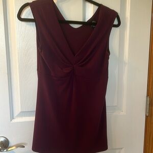 Sleeveless v neck dressy top